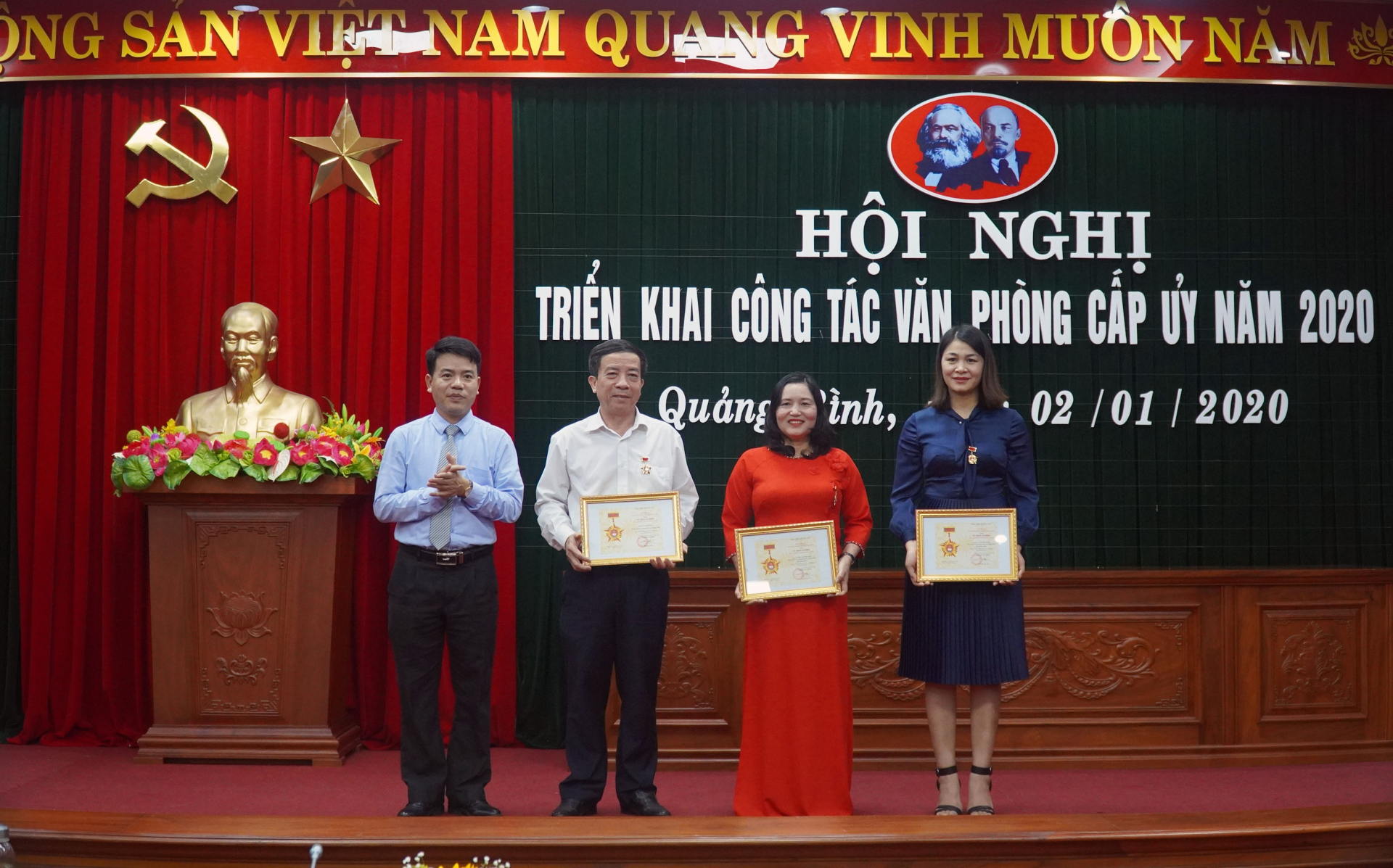 Đồng chí Chánh Văn phòng Tỉnh ủy Phan Thanh Cường trao Kỷ niệm chương Vì sự nghiệp văn phòng cấp ủy cho các cá nhân