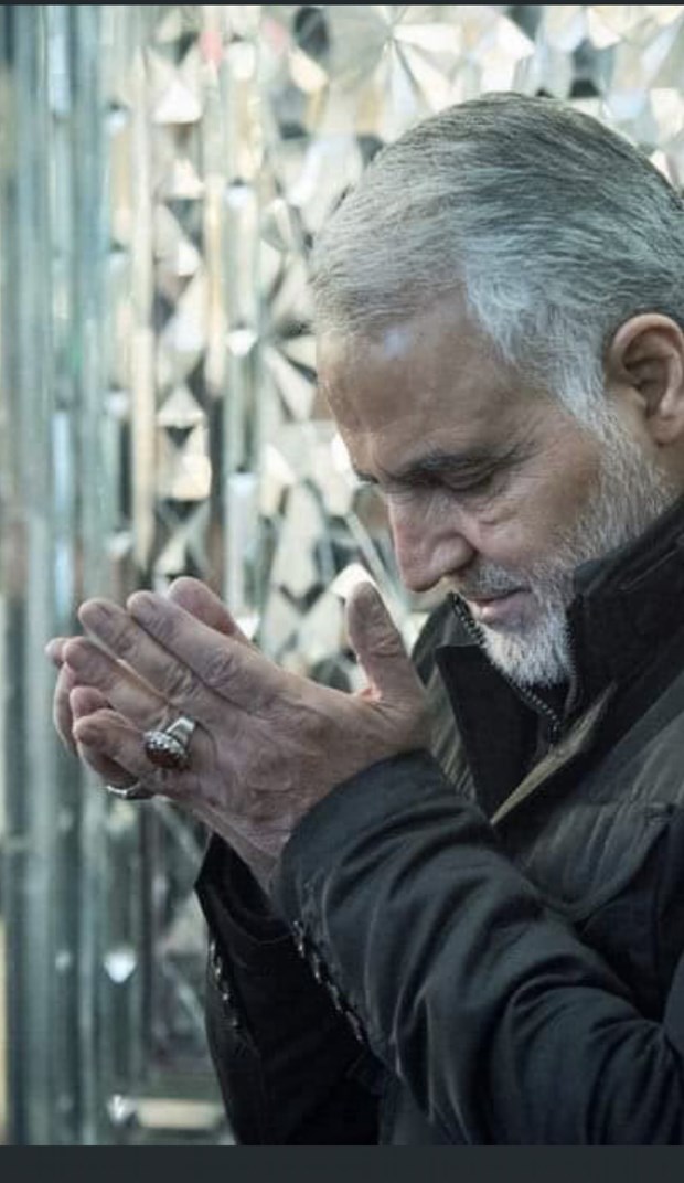 Tướng Qasem Soleimani cũng đeo chiếc nhẫn gắn viên hồng ngọc (Nguồn: Twitter)