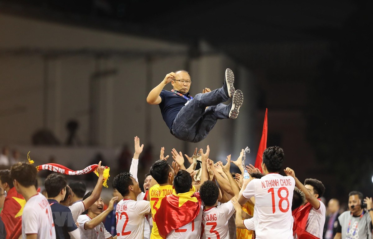 Cầu thủ Việt Nam tung hô HLV Park Hang-seo. (Ảnh: Hoàng Linh/TTXVN)