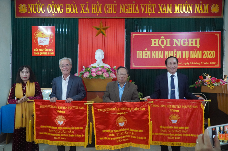 Thừa ủy quyền của Trung ương Hội Khuyến học Việt Nam, bà Phạm Thị Bích Lựa, Chủ tịch Hội Khuyến học tỉnh trao Cờ thi đua cho 3 tập thể xuất sắc.