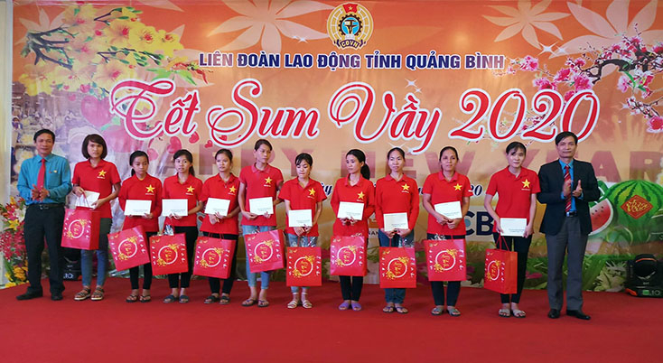 Lãnh đạo LĐLĐ tỉnh trao quà cho công nhân Công ty TNHH S&D Quảng Bình