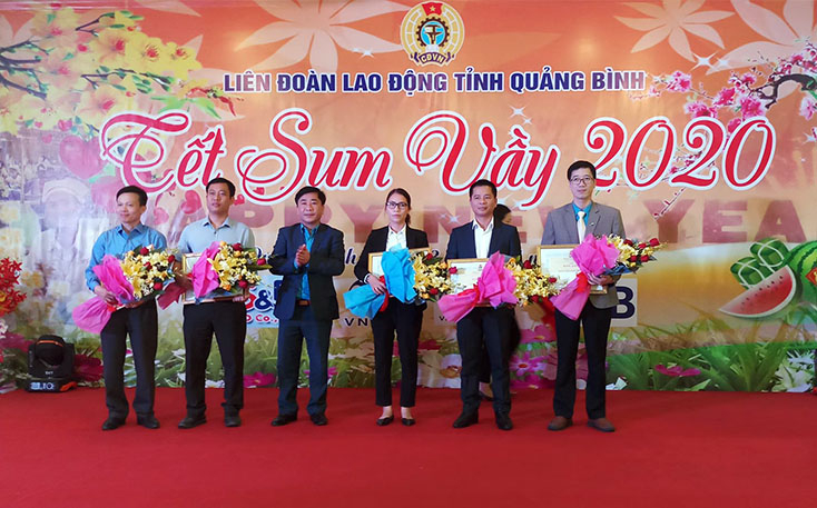 Lãnh đạo LĐLĐ tỉnh trao bằng khen cho các đơn vị làm tốt nhiệm vụ chăm lo lợi ích cho người lao động
