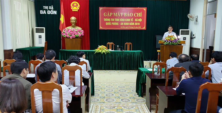 Đồng chí Trương An Ninh, Bí thư Thị ủy Ba Đồn phát biểu tại buổi gặp mặt các cơ quan thông tấn báo chí trên địa bàn.