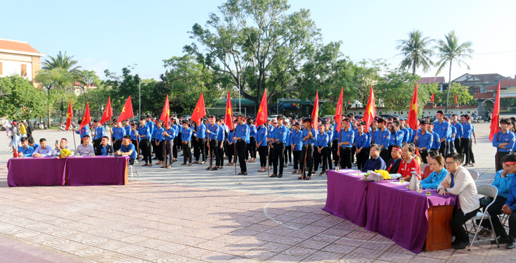 Buổi lễ phát động có sự tham gia của đông đảo đoàn viên thanh niên. 