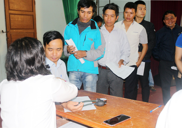 Nhiều cán bộ, người dân trên địa bàn huyện Bố Trạch tham gia hiến máu.