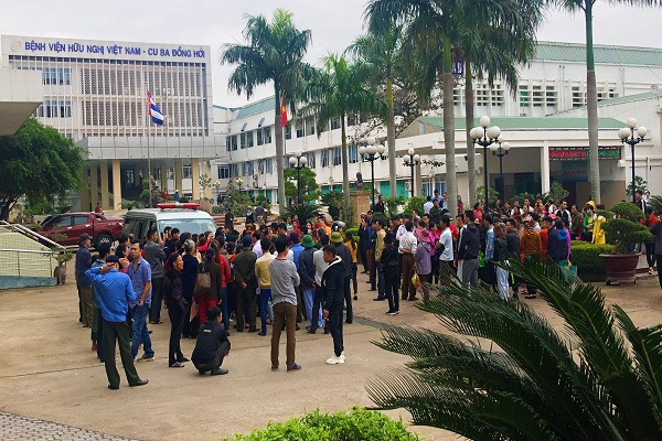 Người nhà sản phụ Nga tập trung rất đông trước sảnh bệnh viện yêu cầu giải thích nguyên nhân tử vong của nạn nhân