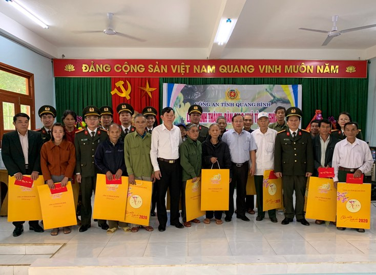 Trao quà tết người nghèo tại xã Hồng Hóa, huyện Minh Hóa.