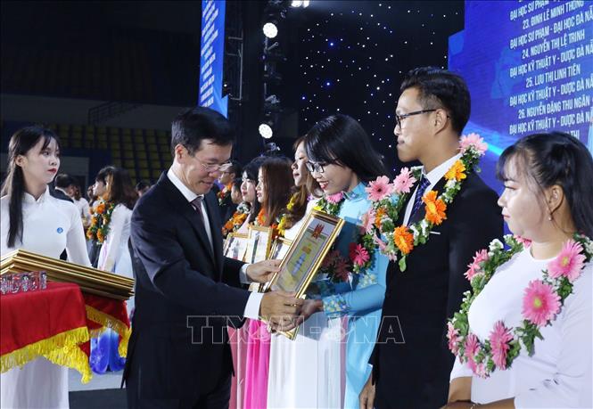 Trưởng Ban Tuyên giáo Trung ương Võ Văn Thưởng trao phần thưởng tặng các sinh viên tại buổi lễ. Ảnh: Văn Điệp/TTXVN