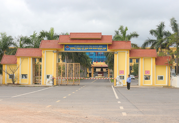 Diện tích đất bà Hương được UBND huyện Quảng Ninh giao cải tạo mặt bằng đất trồng rừng kết hợp tận dụng đất san lấp năm 2014, nay là Trường Trung cấp nghề Bình Minh.
