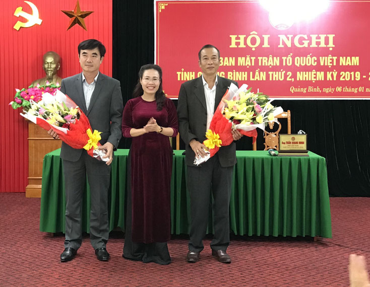 Đồng chí Chủ tịch Uỷ ban MTTQVN tỉnh Phạm Thị Hân tỉnh tặng hoa cho các đồng chí thôi không tham gia Ủy viên Uỷ ban MTTQVN tỉnh nhiệm kỳ 2019-2024 do chuyển công tác khác