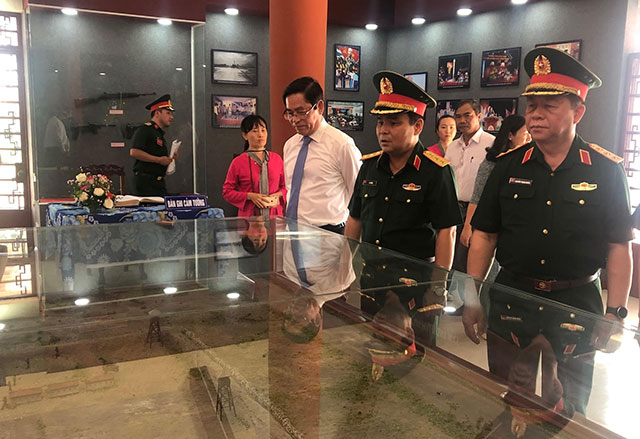 Các đại biểu xem sa bàn trận đánh Tua Hai.
