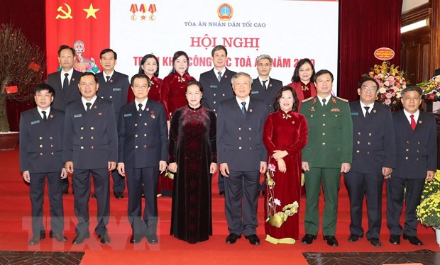 Chủ tịch Quốc hội Nguyễn Thị Kim Ngân với lãnh đạo, cán bộ công chức của Tòa án Nhân dân Tối cao. (Ảnh: Trọng Đức/TTXVN)