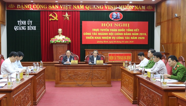 Đồng chí Bí thư Tỉnh ủy Hoàng Đăng Quang và đồng chí Trưởng Ban Nội chính Tỉnh ủy Trần Hải Châu chủ trì hội nghị tại điểm cầu tỉnh Quảng Bình