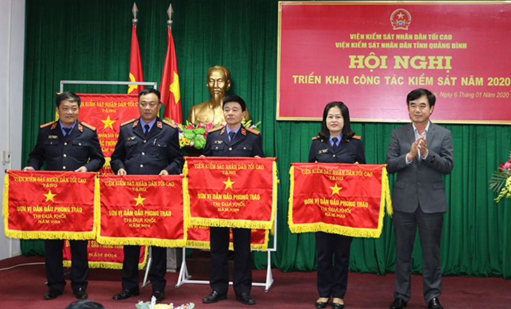 Đồng chí Nguyễn Lương Bình trao  " Cờ dẫn đầu phong trào thi đua khối " cho 4 tập thể có thành tích xuất sắc trong phòng trào thi đua năm 2019