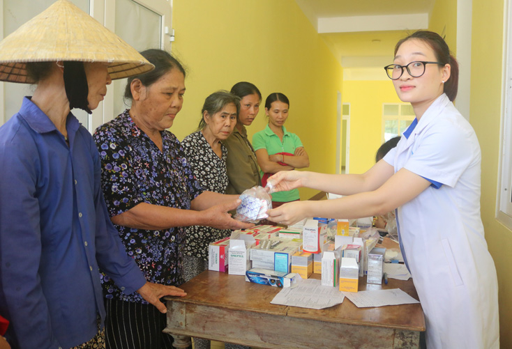 và phát thuốc miễn phí cho người dân