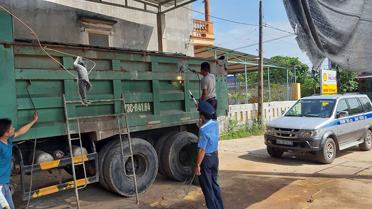 Thanh tra Sở GTVT xử lý cắt chiều cao thùng xe của một trường hợp tự ý thay đổi kích thước thùng xe chở hàng. 