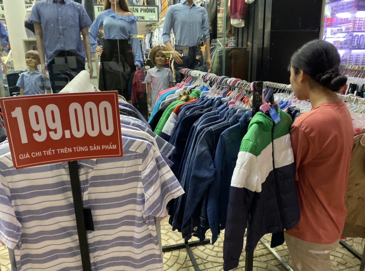 Hàng bày bán trên vỉa hè không khác như trong shop.