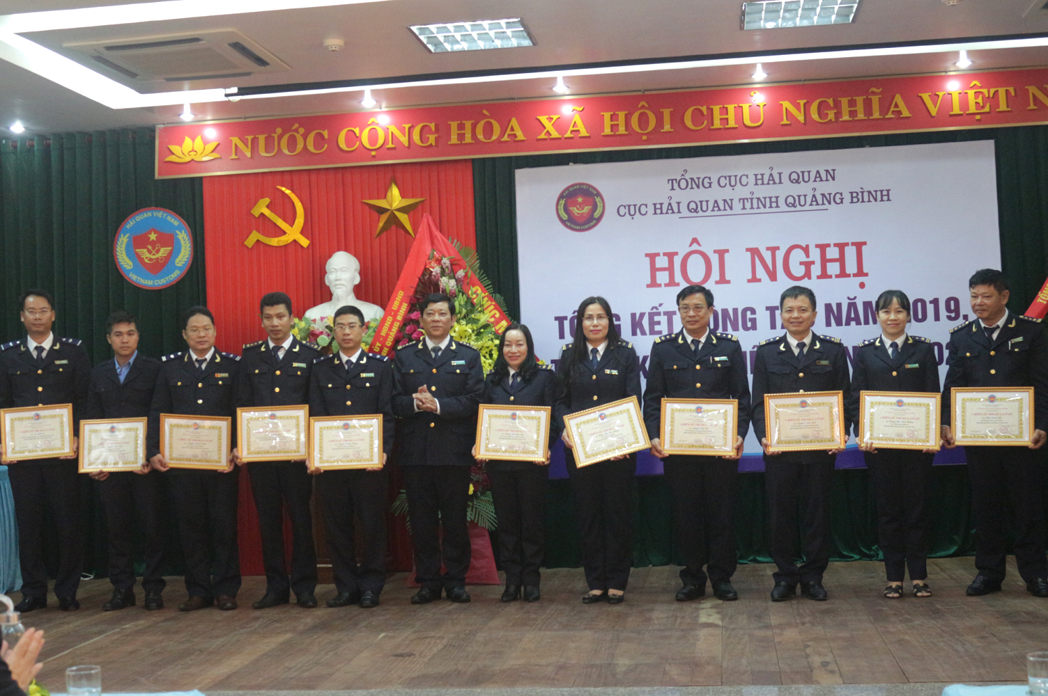 Đại diện lãnh đạo Tổng cục Hải quan trao giấy khen cho các cá nhân có nhiều thành tích trong thực hiện nhiệm vụ.