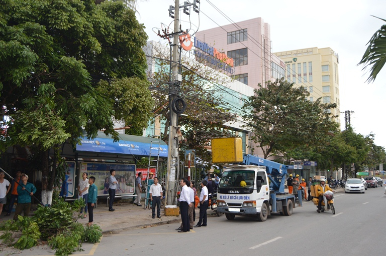 : Các đơn vị ra quân chỉnh trang cáp thông tin trên tuyến đường Trần Hưng Đạo.