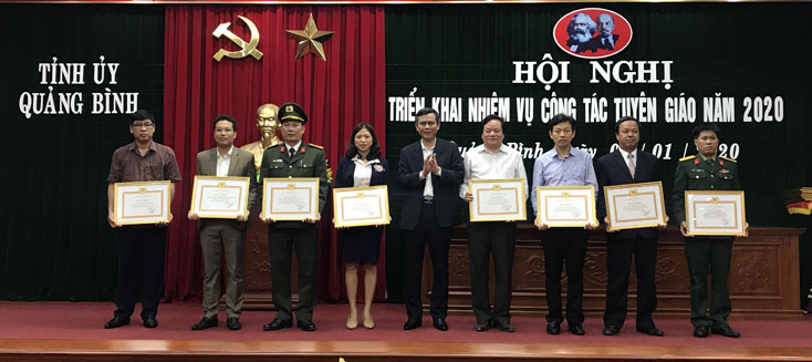 Đồng chí Phó Bí thư Thường trực Tỉnh ủy Trần Thắng tặng bằng khen cho các các tập thể đạt thành tích xuất sắc trong triển khai thực hiện Chỉ thị số 05 của Bộ Chính trị năm 2019