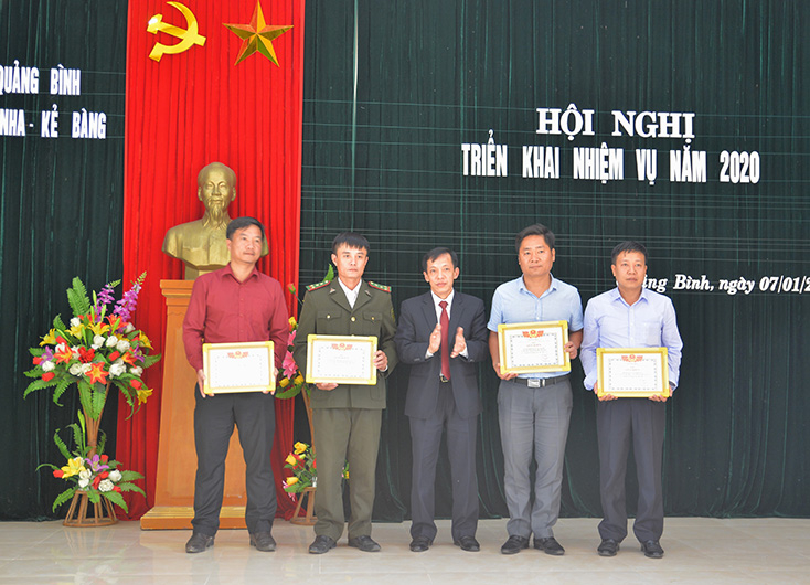 Đại diện Ban quản lý Vườn quốc gia Phong Nha-Kẻ Bàng trao giấy khen cho các tập thể và cá nhân có thành tích xuất sắc trong năm 2019.