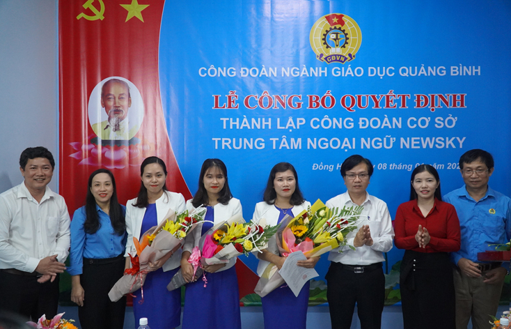 CĐNGDQB và đại diện LĐLĐ tỉnh tặng hoa chúc mừng CĐCS Trung tâm Ngoại ngữ Newsky.