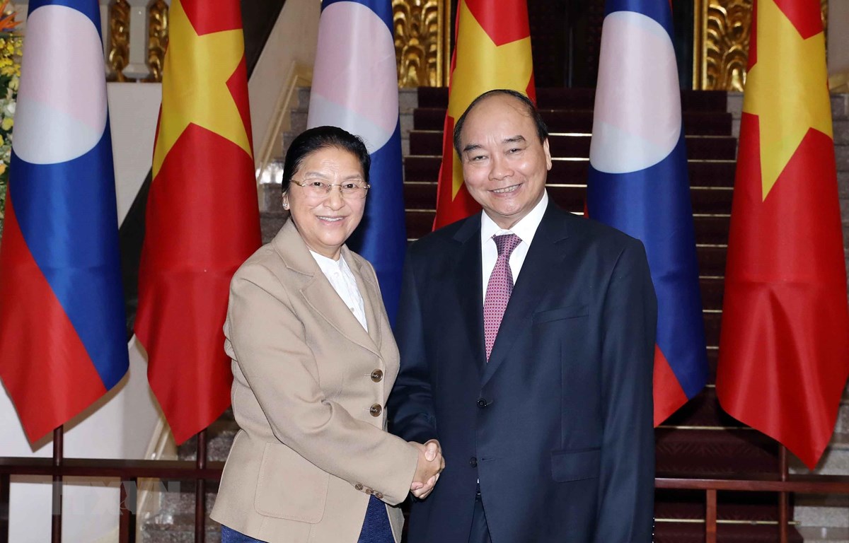 Thủ tướng Nguyễn Xuân Phúc tiếp Chủ tịch Quốc hội Lào Pany Yathotou. (Ảnh: Thống Nhất/TTXVN)