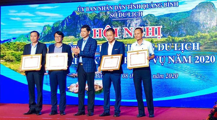 Trao Bằng khen của Bộ trưởng Bộ Văn hóa-Thể thao và Du lịch cho các tập thể có thành tích xuất sắc trong xây dựng và tổ chức hoạt động du lịch tại địa phương.