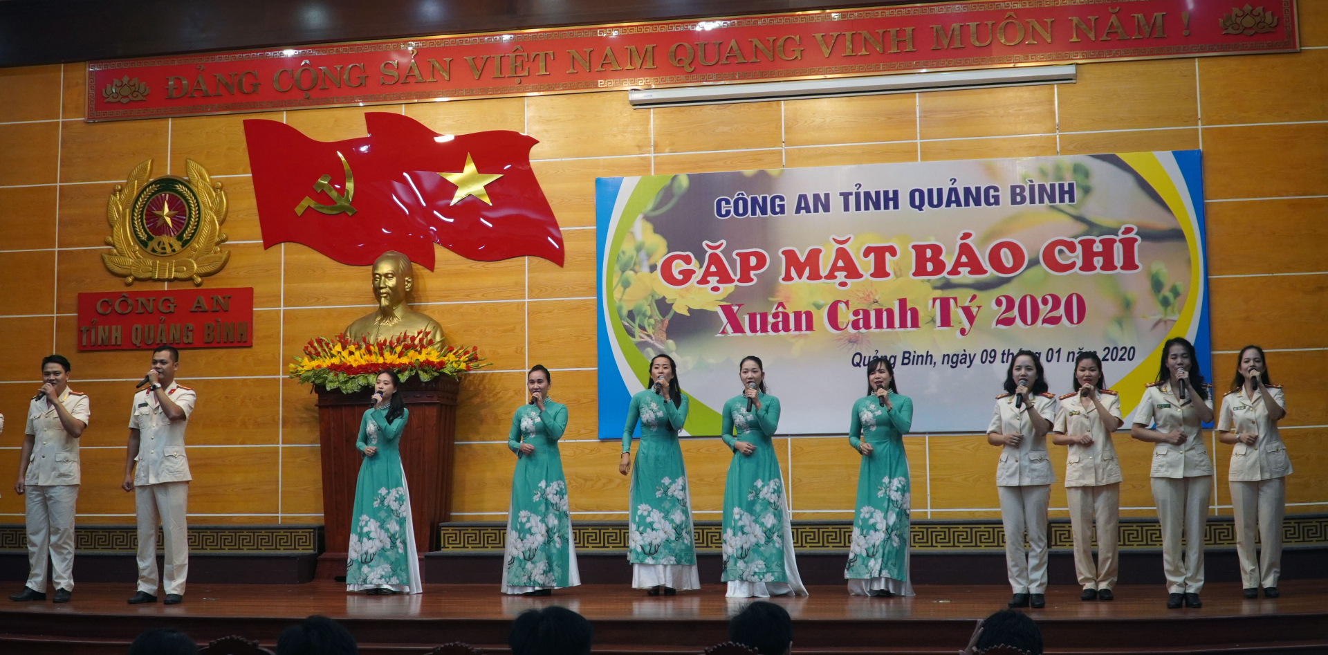 Văn nghệ chào mừng tại buổi gặp mặt