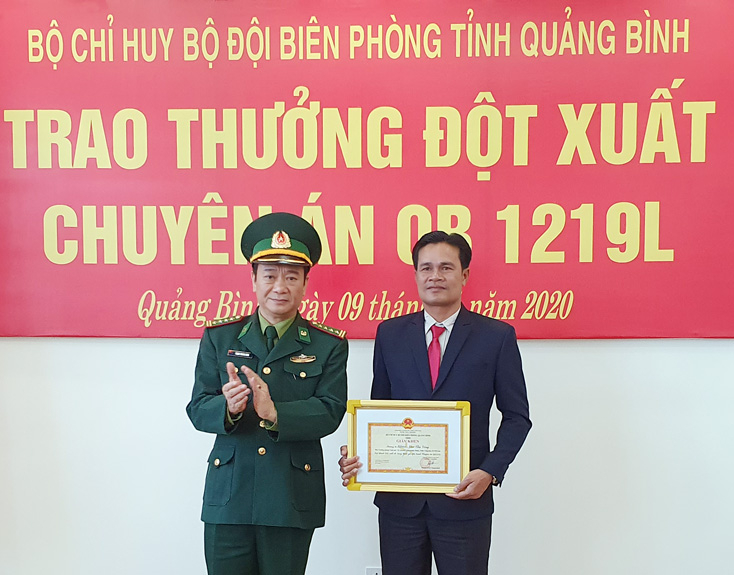 và Giấy khen của Bộ chỉ huy BĐBP tỉnh cho Ty An ninh tỉnh Khăm Muộn (Lào) 