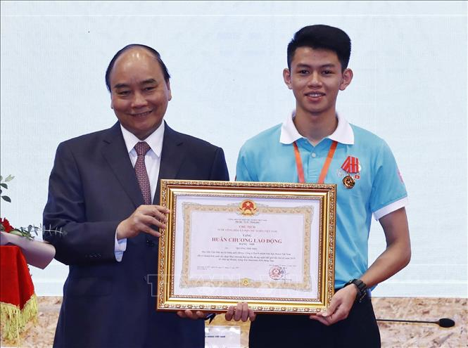 Thủ tướng Nguyễn Xuân Phúc trao Huân chương Lao động hạng Nhì của Chủ tịch nước tặng em Trương Thế Diệu, học viên Viện Đào tạo kỹ năng nghề Denso, đã có thành tích đoạt Huy chương Bạc tại Kỳ thi tay nghề thế giới lần thứ 45 - năm 2019, tại Kazan, Cộng hoà Tatarstan (LB Nga). Ảnh: Thống Nhất/TTXVN