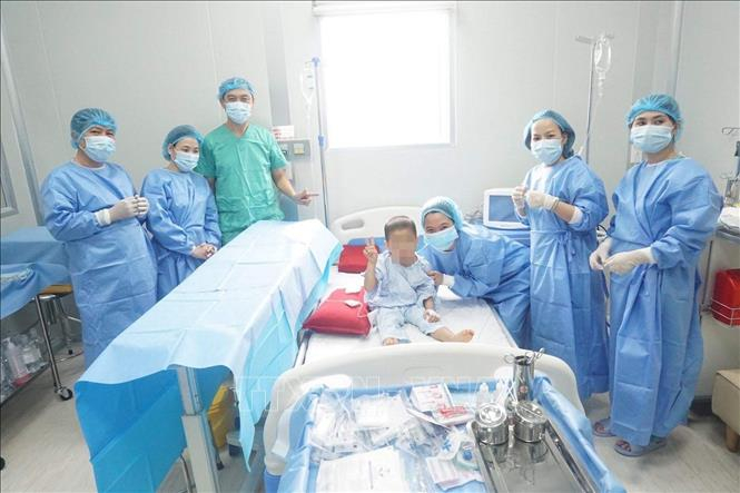Sức khỏe bệnh nhi đến nay đã hồi phục ổn định trở lại và xuất viện. Ảnh: TTXVN phát