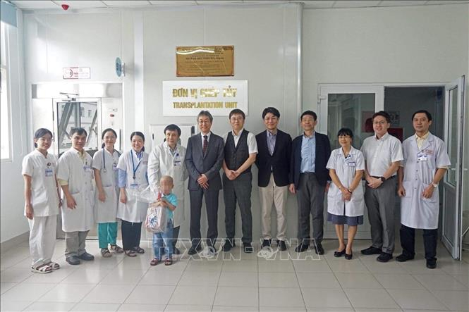 Các y bác sỹ và bệnh nhi ca ghép tế bào gốc đầu tiên tại Miền Trung - Tây Nguyên. Ảnh: TTXVN phát.