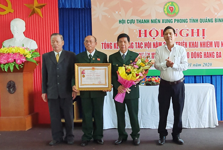 Thừa ủy quyền của lãnh đạo tỉnh, Trưởng Ban thi đua-khen thưởng tỉnh Mai Xuân Toàn trao Huân chương Lao động hạng Ba của Chủ tịch nước cho lãnh đạo Hội Cựu TNXP tỉnh.