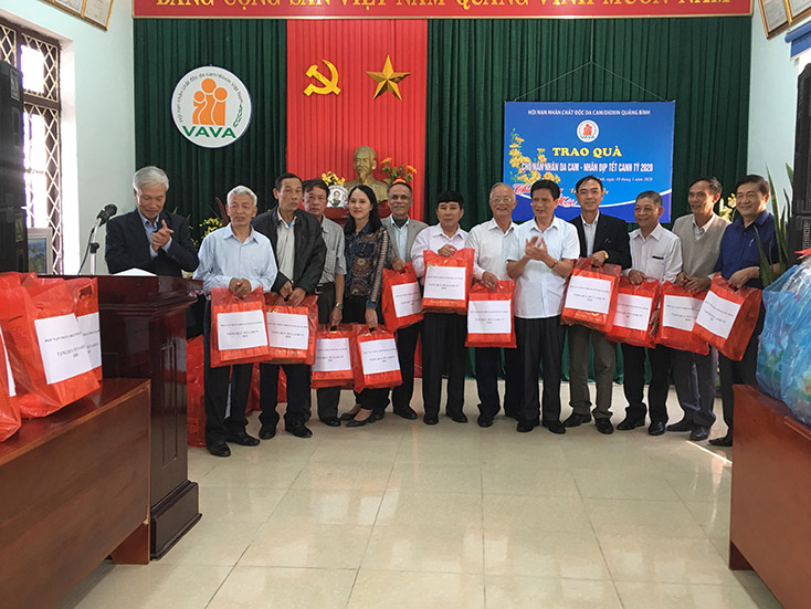 Hội Nạn nhân chất độc da cam/dioxin tỉnh trao quà tượng trưng cho các nạn nhân chất độc da cam.