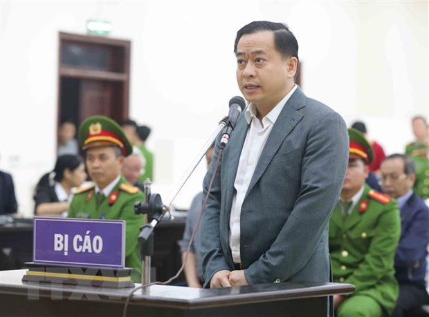 Bị cáo Phan Văn Anh Vũ (sinh năm 1975, Chủ tịch Hội đồng quản trị Công ty cổ phần Xây dựng 79, Công ty cổ phần Bắc Nam 79, Công ty trách nhiệm hữu hạn I.V.C, Công ty cổ phần đầu tư Nhất Gia Phúc) nói lời sau cùng trước khi tòa tuyên án. (Ảnh: Doãn Tấn/TTXVN)