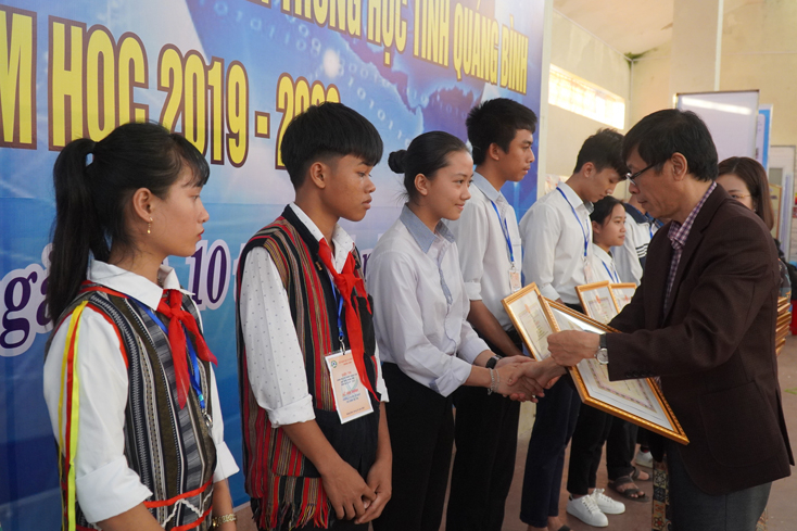 Đại diện lãnh đạo Sở GD-ĐT trao thưởng cho các dự án đạt giải ba.