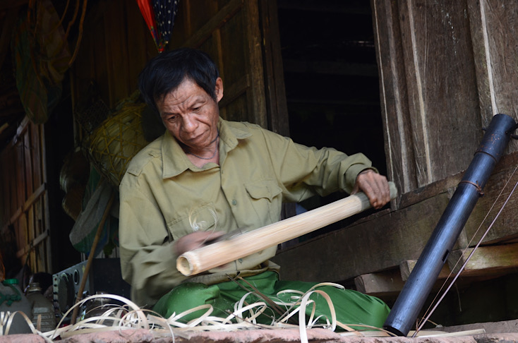 Già Hồ Khăm đang tỷ mẩn làm một cây đàn Karong mới với ước muốn giữ gìn cho thế hệ sau.