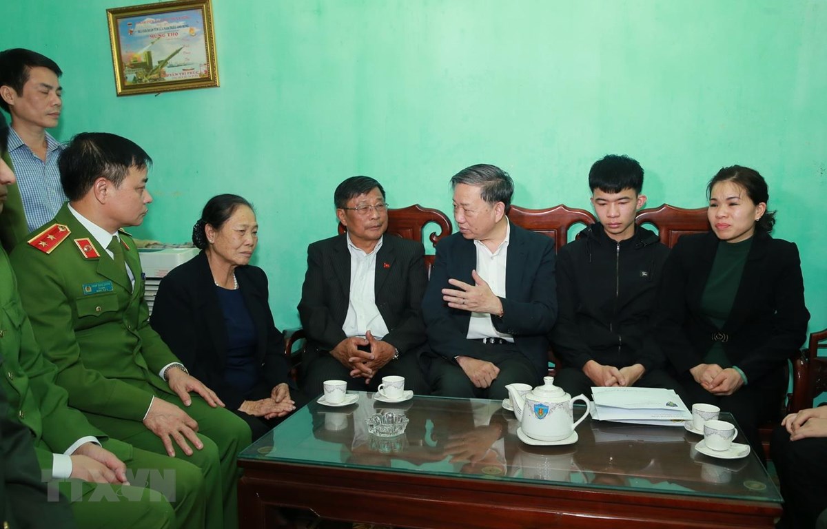 Trong ảnh: Đại tướng Tô Lâm, Bộ trưởng Bộ Công an động viên, chia buồn sự mất mát của thân nhân Thượng tá Nguyễn Huy Thịnh. Ảnh: Doãn Tấn - TTXVN