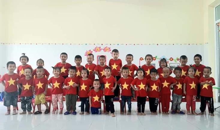 Cháu Hoàng Minh Tuân cùng các bạn trong lớp.