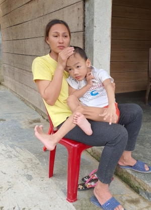 Cháu Hoàng Thái Tú phải có người thường xuyên bồng bế trông nom.