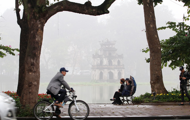 Khu vực Hà Nội sáng sớm có lúc có mưa, trời rét.