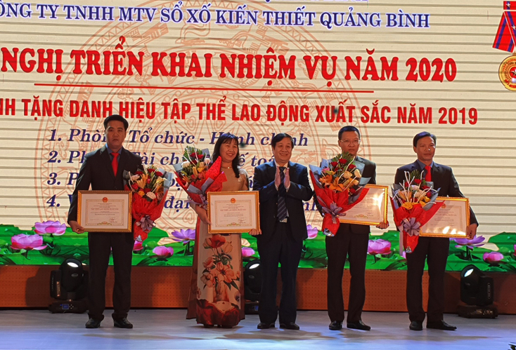 Đồng chí Nguyễn Xuân Quang, Ủy viên Ban Thường vụ Tỉnh ủy, Phó Chủ tịch Thường trực UBND tỉnh trao danh hiệu tập thể lao động xuất sắc cho các tập thể Công ty TNHH MTV Xổ số kiến thiết Quảng Bình