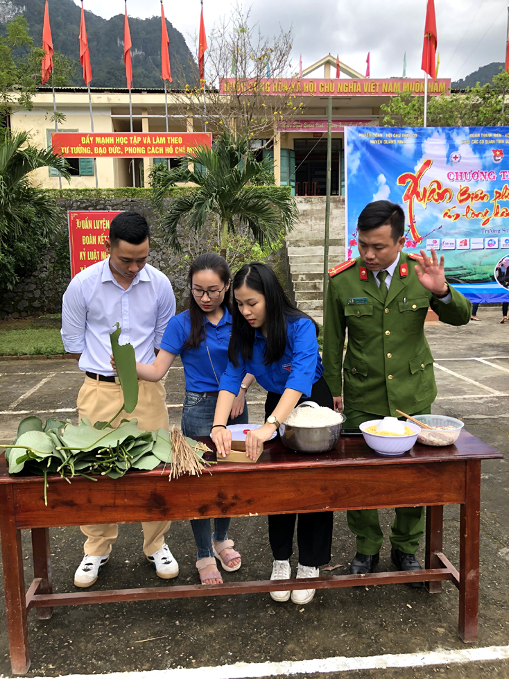 ...và thi gói bánh chưng đón Tết.