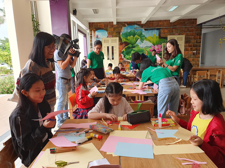 Các em học sinh Trường tiểu học Chu Văn An thiết kế bao lỳ xì