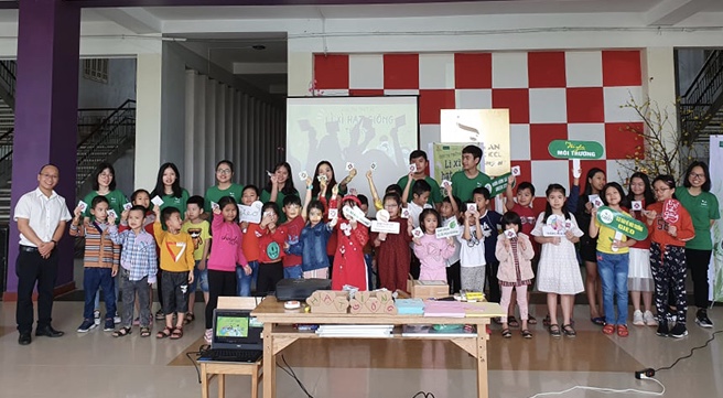 Ban tổ chức tặng bao lì xì đựng hạt giống cho các em học sinh.