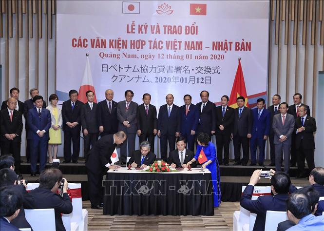 Thủ tướng Nguyễn Xuân Phúc với ông Nikai Toshiro, Tổng thư ký đảng Dân chủ Tự do Nhật Bản và các đại biểu chứng kiến lễ ký kết văn bản hợp tác giữa hai nước. Ảnh: Thống Nhất/TTXVN