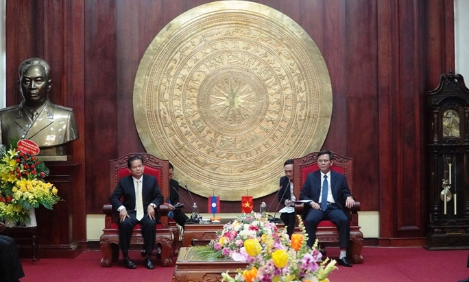 Đồng chí Phó Bí thư Thường trực Tỉnh ủy tiếp Đoàn đại biểu tỉnh Khăm Muộn do đồng chí Phôm-ma Phăn-thạ-lăng-sỉ dẫn đầu