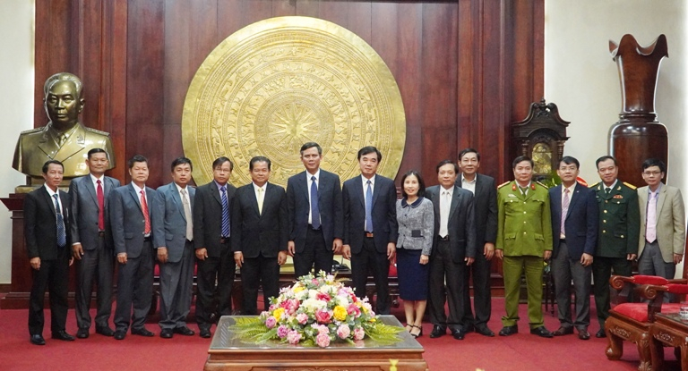 Hai đoàn chụp ảnh lưu niệm