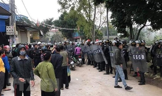Lực lượng chức năng bảo vệ hiện trường nơi xảy ra vụ việc. (Ảnh: TTXVN)